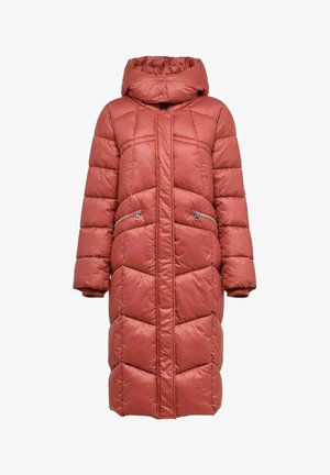 Długi, pikowany płaszcz puchowy w kolorze rdzy, z chevronowym wzorem, zamykanymi na zamek kieszeniami i ściągaczami przy mankietach dla ciepła i komfortu.
