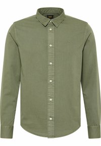 Olijfgroene overhemd met lange mouwen en knopen, voorzien van een puntige kraag en een geborduurd "Lee"-logo op de linkerkant van de borst.