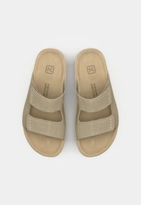 Beige natikače na vezanje s dva prilagodljiva remena, mekani tekstilni materijal, oblikovan uložak i otisnuti logo na uložku.