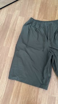 Ελιές πράσινα σορτς από ελαφρύ υλικό, με ελαστική ζώνη στη μέση, λεπτομέρεια κορδονιού και άνετη εφαρμογή.