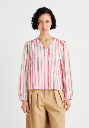 Stripet bluse i lett stoff; har rosa og marineblå vertikale striper, V-hals, knappelukking, og lange ermer med rynkede mansjetter.