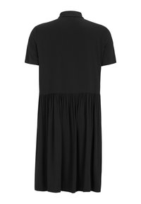 Robe noire à manches courtes, avec un col et une jupe froncée. Fabriquée en tissu doux, elle présente une texture lisse et un design simple.