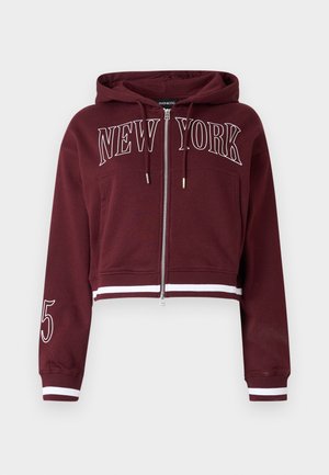 Bordová crop mikina na zips s bielym textom "NEW YORK" cez hruď, číslom 5 na ľavom rukáve a bielym pruhom na manžetách a spodnom leme.