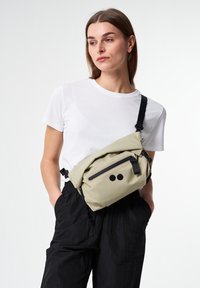 pinqponq - AKSEL SHOULDER BAG BLACK - Umhängetasche - pure olive Thumbnail-Bild 1