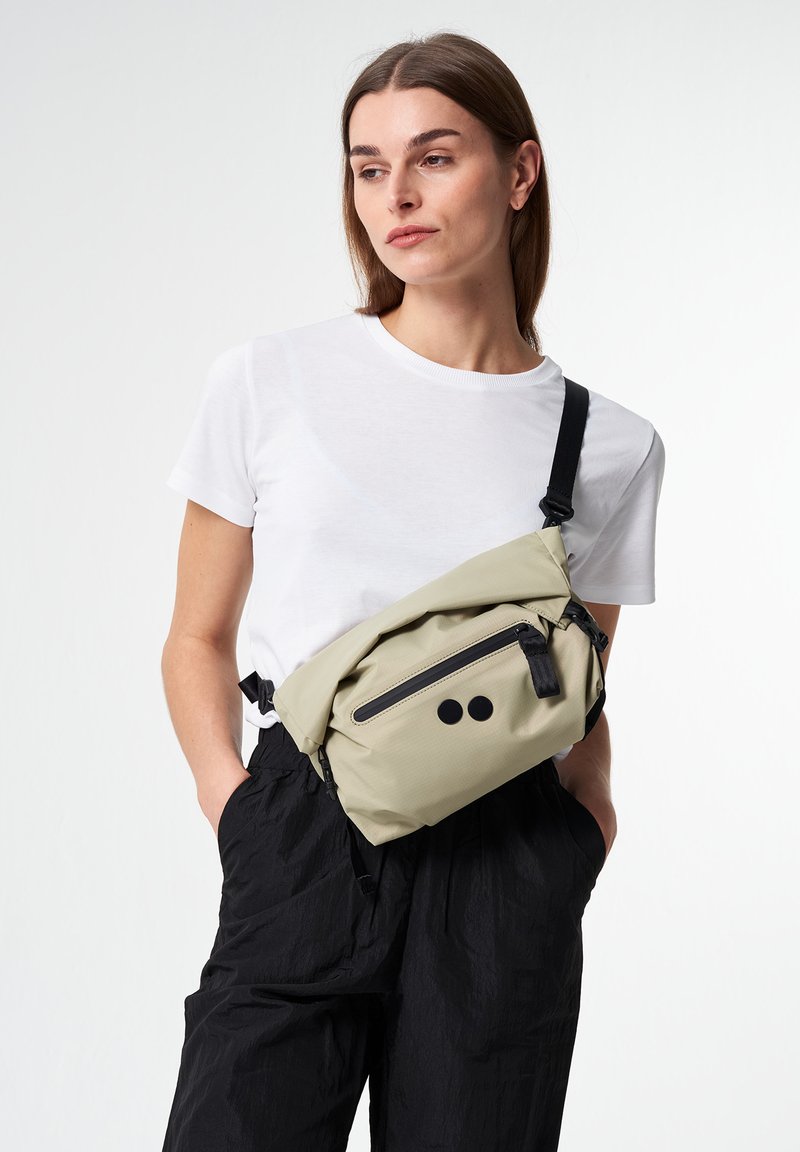 pinqponq - AKSEL SHOULDER BAG BLACK - Umhängetasche - pure olive, Vergrößern