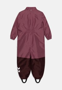 Monosuit de lluvia burdeos con cintura y puños elásticos. Presenta una sección inferior marrón oscuro con un patrón de chevron reflectante y correas para los pies.