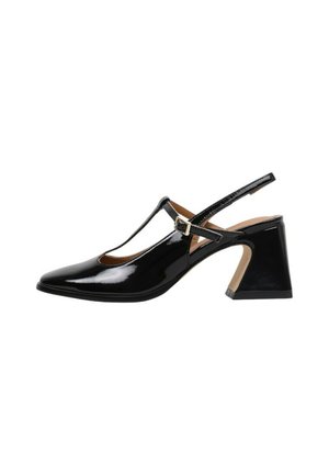 Zapato slingback de charol negro con tira en T, hebilla cuadrada, punta afilada y tacón bloque sobre un fondo blanco.