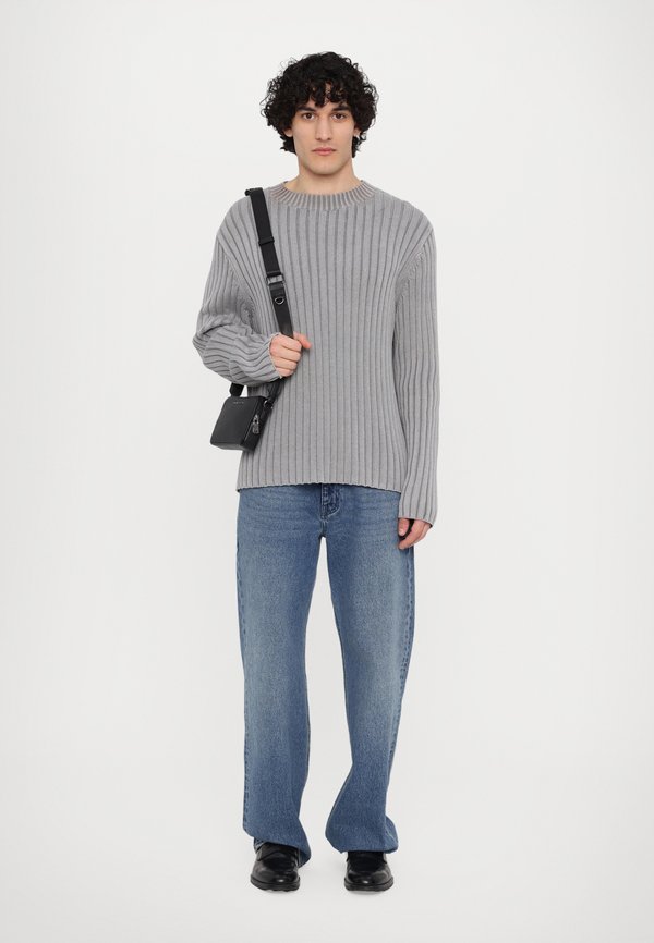 CLUBBING BAG UNISEX - Umhängetasche