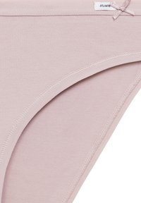 Jasnoróżowe bawełniane majtki w stylu bikini z gładką fakturą, wąskim paskiem w talii i małą satynową kokardką jako akcentem. Subtelne przeszycia.