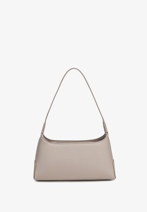 Sac à épaule en cuir beige avec une poignée fine et courbée et un logo de marque embossé subtil au centre avant.