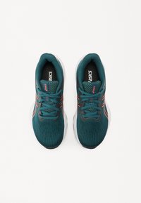 Scarpe da corsa turchesi con dettagli neri, tomaia in rete e suola strutturata. Presentano lacci rotondi e marchio sul linguetta e sui lati.