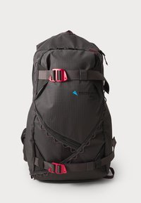 Zwarte rugzak met roze hardware, voorzien van een gegolfde randdesign, verstelbare schouderbanden en meerdere zakken. Gemaakt van duurzaam fabric.
