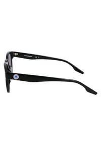 Occhiali da sole neri con montatura rettangolare, finitura lucida e logo a stella sulla tempia. Le lenti sono scure e le astine sono dritte e slanciate.