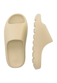Beige rubberen slide-sandalen met een brede opening, ronde neus, gestructureerde zool en een gladde matte afwerking. Voorzien van ondersteuning voor de hiel aan de achterkant.