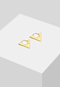 Cercei geometrice din aur cu un design triunghiular, având o finisare mată uniformă și studuri circulare deschise pentru o fixare sigură.