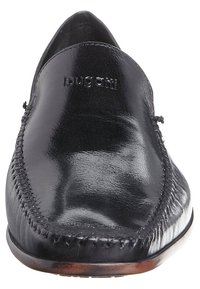 Mocassins en cuir noir avec une finition lisse, des coutures décoratives le long des bords, et un logo "bugatti" embossé sur le dessus.