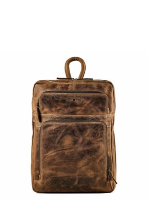 Sac à dos en cuir marron vieilli avec deux poches avant zippées et une poignée de transport supérieure, debout droit sur fond blanc.