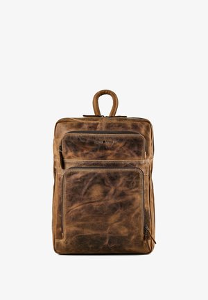 Sac à dos en cuir marron vieilli avec deux poches avant zippées et une poignée de transport supérieure, debout droit sur fond blanc.
