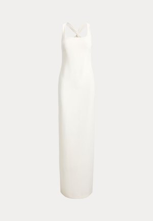 Robe blanche longue sans manches avec bretelles torsadées se croisant au niveau de l'encolure, silhouette droite, tissu lisse.