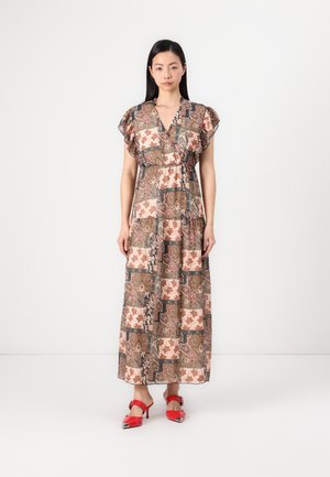 Maxikjole i mønstrede stoffer med jordfarger og blomsterdesign. Korte volangermsermer og en tettsittende midje skaper en flytende silhuett.