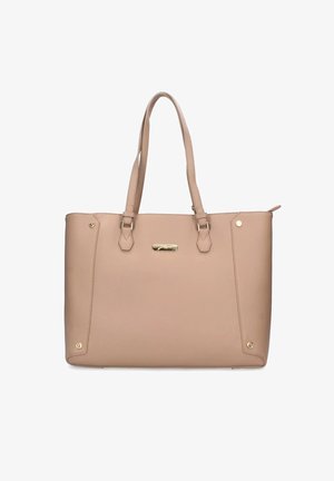 Bolso tote beige con un acabado sintético suave, dos correas resistentes, detalles en hardware en tono dorado y paneles cosidos en los laterales.