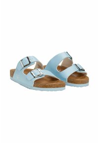 Lichtblauwe sandalen met twee verstelbare banden, zilveren gespen en een kurken voetbed. Getextureerde rubberen zool voor grip.