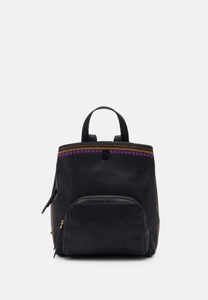 Sac à dos en cuir noir avec une surface texturée, une fermeture éclair supérieure et une poche frontale. Présente des surpiqûres colorées le long de la ligne de la fermeture éclair.