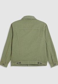 Jachetă din denim verde măsliniu, cu mâneci lungi, croială dreaptă, manșete cu nasturi și guler. Prezintă accente de cusătură de-a lungul cusăturilor.