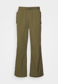 Olivgröna cargobyxor med vida ben, gjorda av lättviktsmaterial. Har ett bälte och sidofickor för funktionalitet.