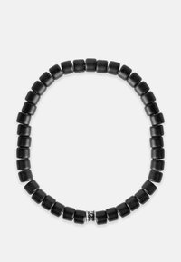 Juodųjų karoliukų apyrankė, kurią sudaro vienodos kvadratinės karoliukai su matinio paviršiaus apdaila, akcentuota lygiu sidabro jungtimi centre.