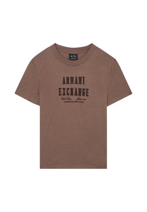 T-shirt marrone a maniche corte Armani Exchange con scollo rotondo e testo nero ricamato con la scritta "Armani Exchange Club House Milan 1991 Giorgio Sports Club."
