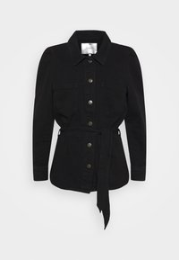Chaqueta de mezclilla negra con mangas largas, cierre de botones en el frente, dos bolsillos en el pecho y cintura ceñida con cinturón. Presenta botones metálicos y un corte entallado.