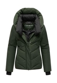Groene pufferjack met een grote, gevoerde capuchon, ritssluiting aan de voorkant en een chevron-quiltpatroon. Zwarte accenten op de manchetten en kraag.