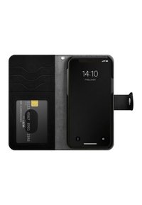 Funda de teléfono de cuero negro con ranuras para tarjetas, con una textura suave y diseño delgado, que sostiene un smartphone con pantalla negra.