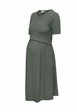 Robe de maternité vert olive à manches courtes, côtelée, avec une taille froncée et un corsage ajusté, présentée sur fond blanc.