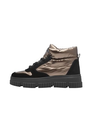 Baskets montantes avec un dessus en bronze brillant, des accents en suède noir, une semelle épaisse noire et un col rembourré pour le soutien.