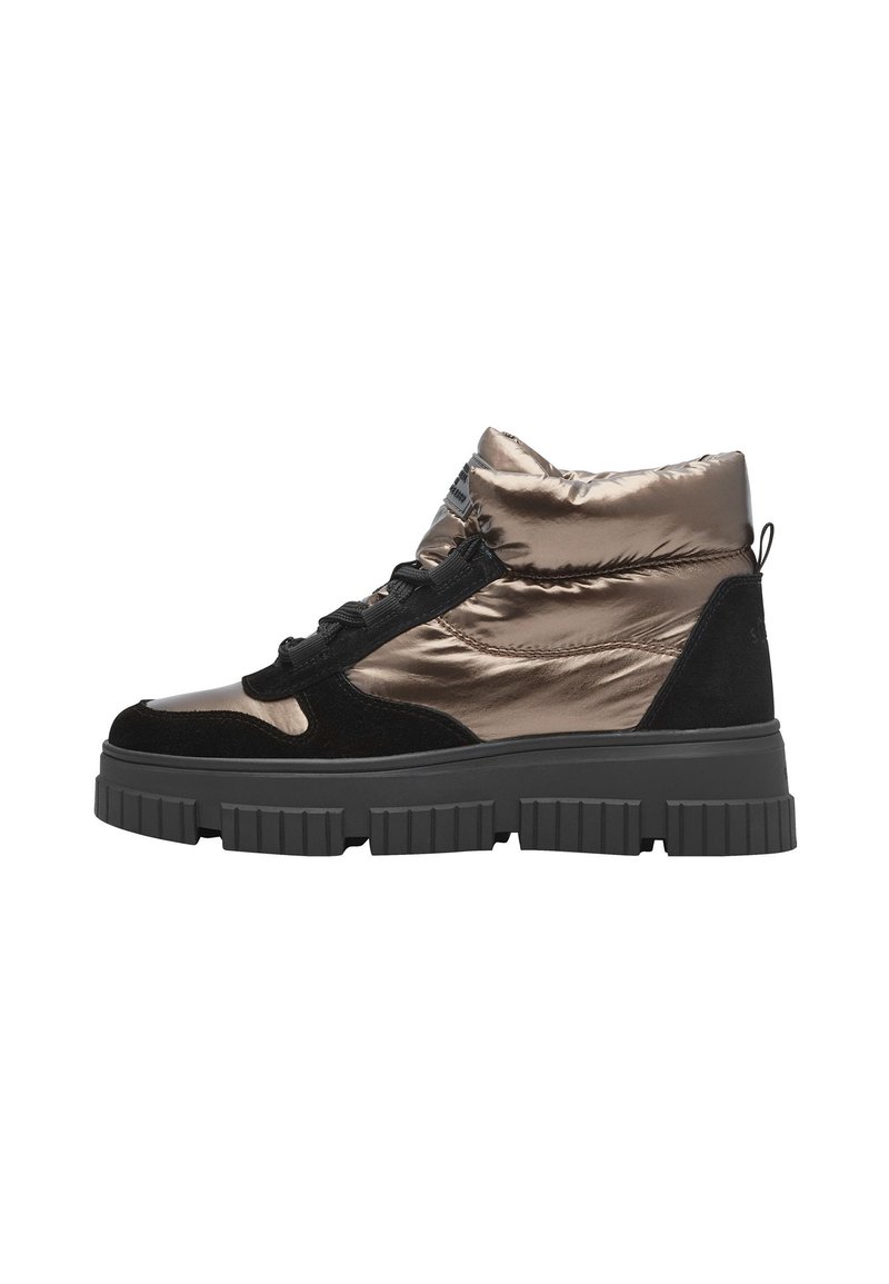 Zapatilla alta con un acabado brillante en bronce y detalles en ante negro, suela gruesa negra y un collar acolchado para mayor soporte.