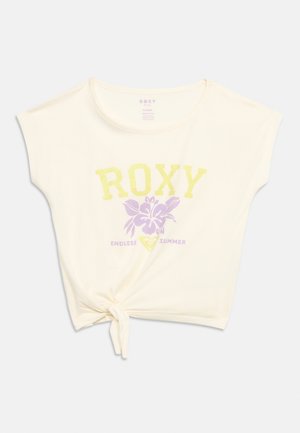 Krémově zbarvený krátký top s krátkými rukávy, s vázáním vpředu, s nápisem "ROXY" ve žluté barvě, fialovým květinovým motivem a textem "ENDLESS SUMMER" pod ním.