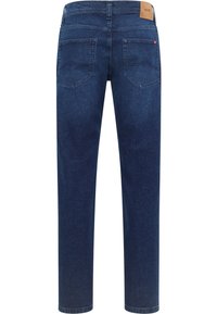 Dunkelblaue Denim-Jeans mit geradem Schnitt, zwei Gesäßtaschen und einem Lederlabel am Bund. Keine sichtbare Abnutzung oder Muster.