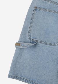 Jasnoniebieskie szorty dżinsowe z jedną tylną kieszenią i akcentującym paskiem, z widocznym przeszyciem oraz małą żółtą metką z logo.