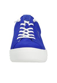 Blaue Wildledersneaker mit weißen Schnürsenkeln und einer weißen Gummisohle. Verfügt über Nähdetails und ein Logo auf der Zunge. Rundes Zehendesign.