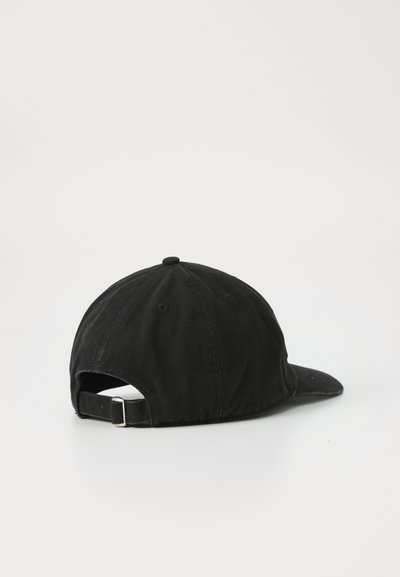 Casquette de baseball noire avec sangle ajustable, en coton, sommet rond, visière courbée et détails de couture. Pas de logos ou motifs visibles.