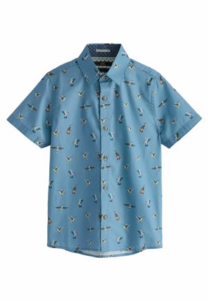 Kortærmet skjorte i lyseblåt stof med mønster af farverige fugle. Knappelukning foran og krave med buet kant.