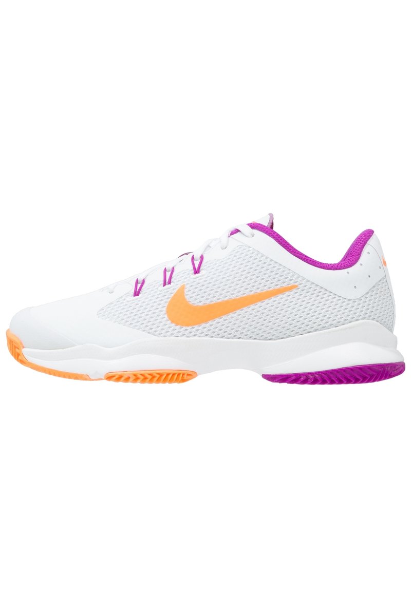 Buty sportowe Nike w białej siateczce z purpurowymi i pomarańczowymi akcentami; posiadają teksturowaną podeszwę, oddychający design i wzmocniony zapiętek.