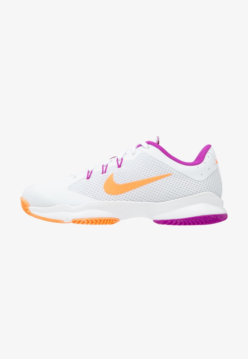 Buty sportowe Nike w białej siateczce z purpurowymi i pomarańczowymi akcentami; posiadają teksturowaną podeszwę, oddychający design i wzmocniony zapiętek.