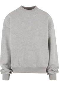 Grå crewneck sweatshirt lavet af blød bomuldsblanding, med ribbede manchetter og talje, i en afslappet pasform og uden synlige mønstre.