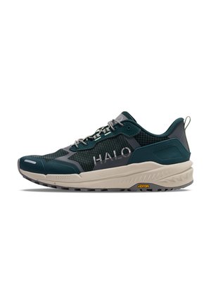 Sportowy but w ciemnozielonym i szarym kolorze z napisem "HALO" po boku, beżową podeszwą, sznurowanym fasonem oraz logo Vibram na spodzie.