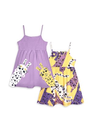 To ærmeløse børnekjoler med spaghettistropper; den ene ensfarvet lavendel med leopardillustrationer, den anden gul og lilla med leopardmønstre.