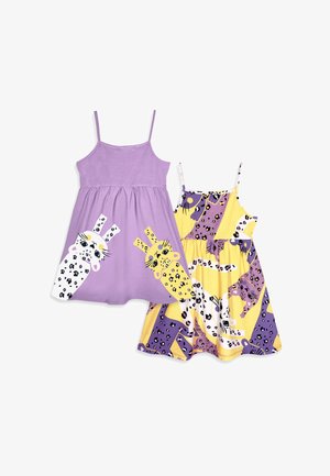 To ærmeløse børnekjoler med spaghettistropper; den ene ensfarvet lavendel med leopardillustrationer, den anden gul og lilla med leopardmønstre.