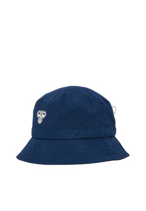 Marineblauwe bucket hat met gestikte rand en klein wit logo aan de zijkant tegen een witte achtergrond.